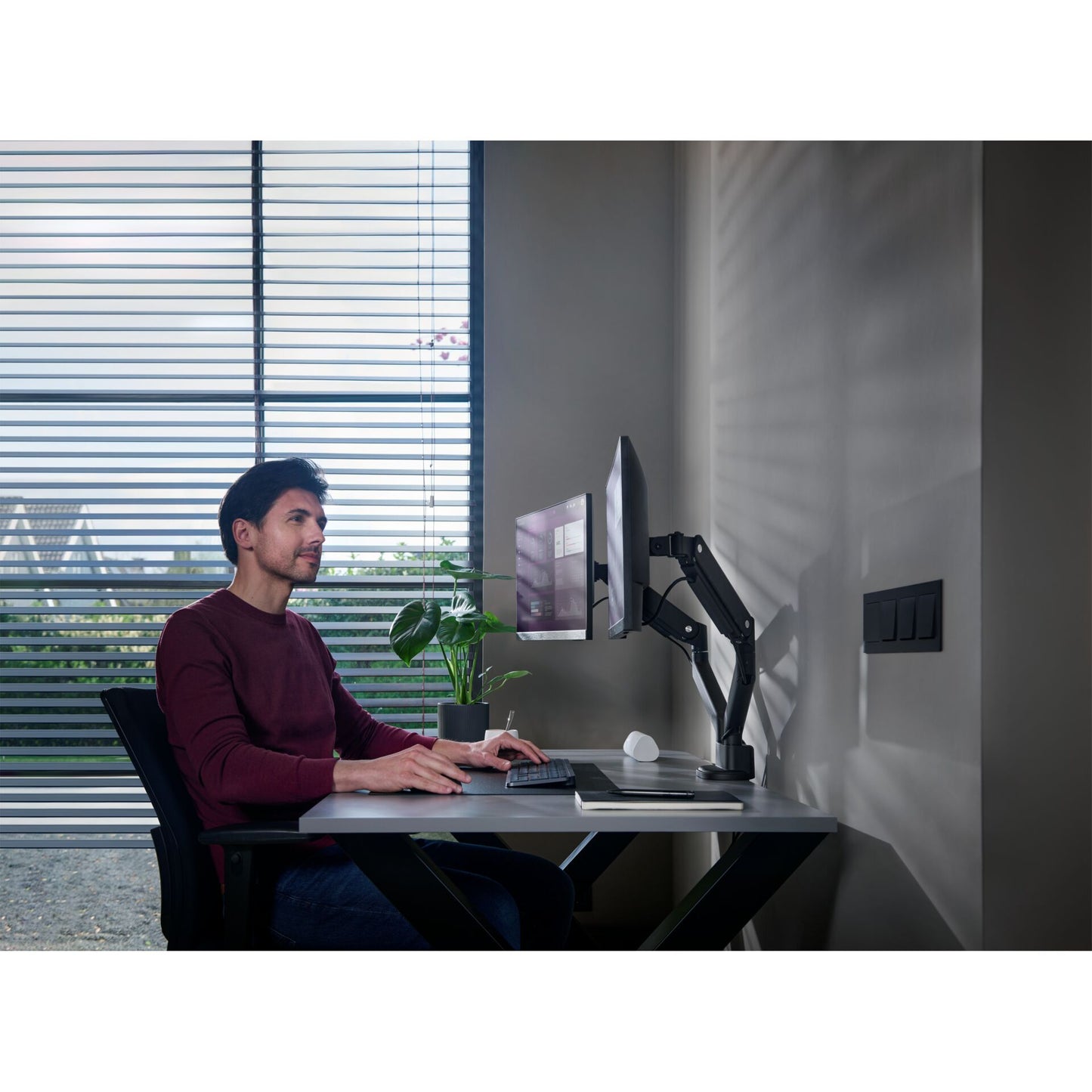 One for All Monitor Halterung Solid Dual Black DM 4210