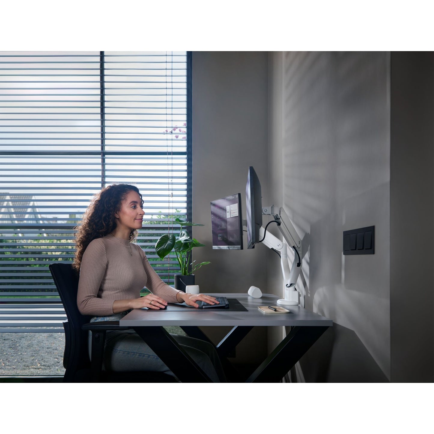 One for All Monitor Halterung Solid Dual White DM 4220