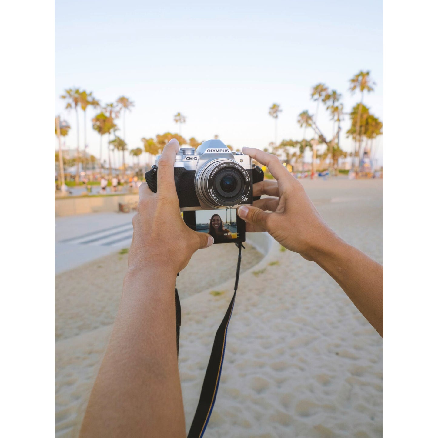 Olympus OM-D E-M10 Mark IV Kit + 14-42 Pancake Zoom silver