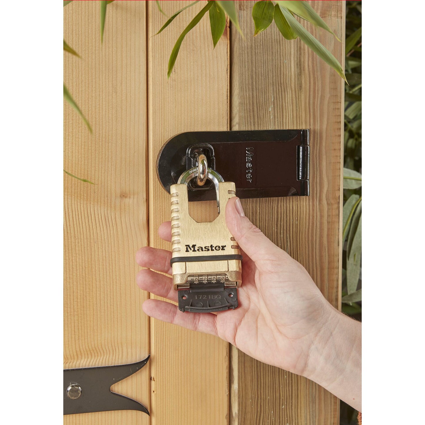 Master Lock Excell Padlock with bordered Shackle M1177EURDCC