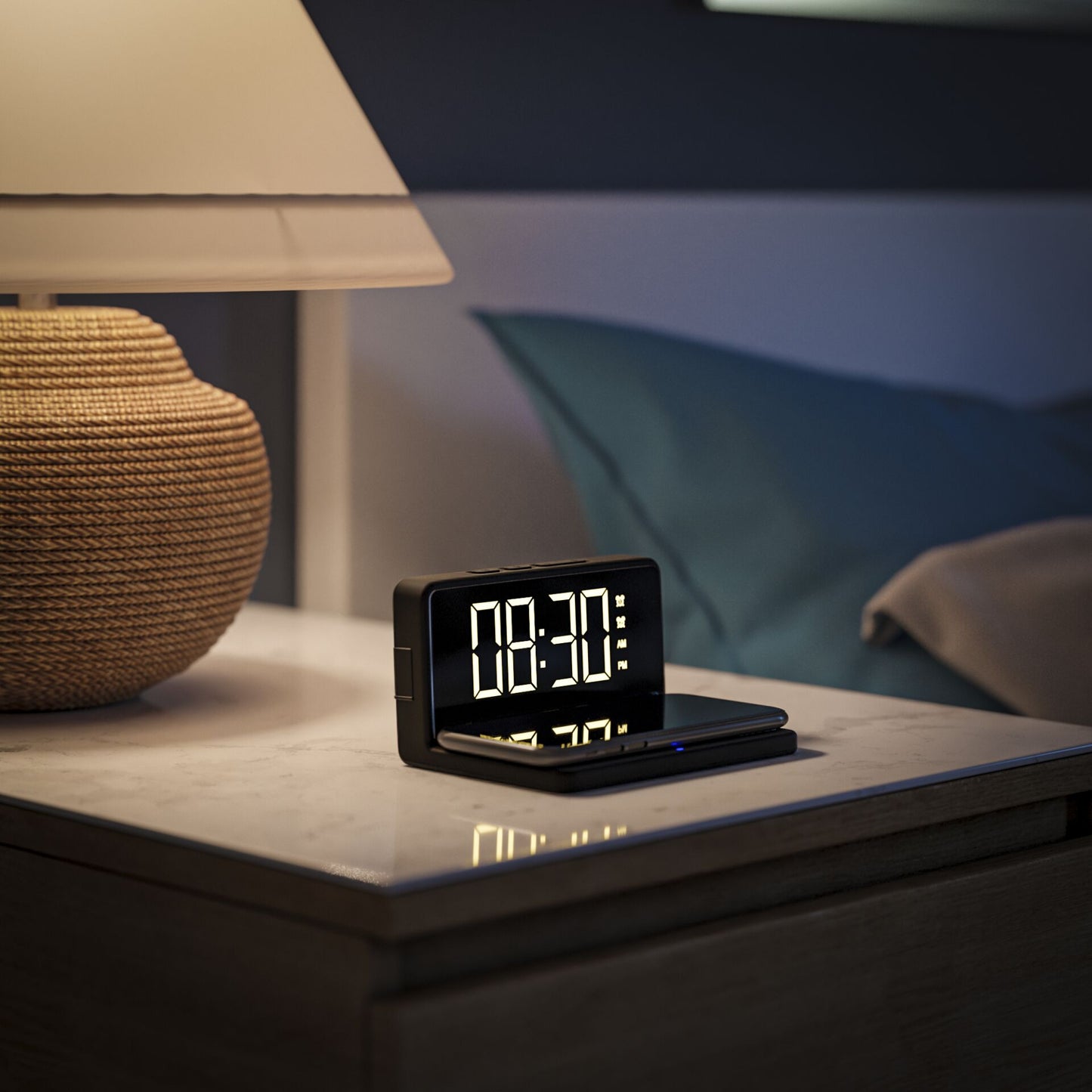 Mebus 25622 Digital Alarm Clock with wireless Charger