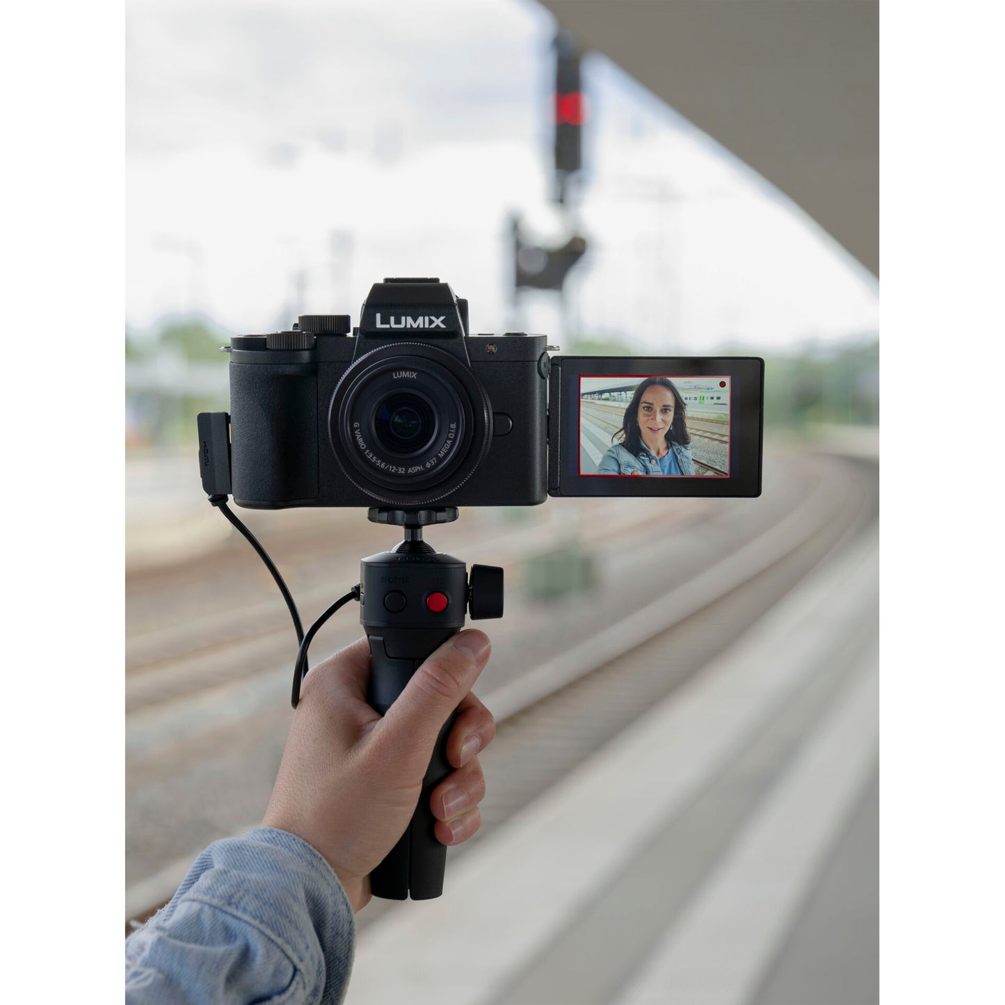Panasonic Lumix DC-G100D black + H-FS 12-32 + DMW-SHGR2