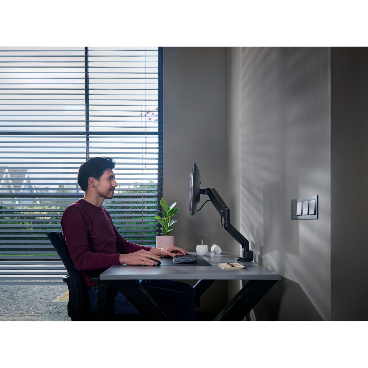 One for All Monitor Mount Solid Single Black       DM 4110