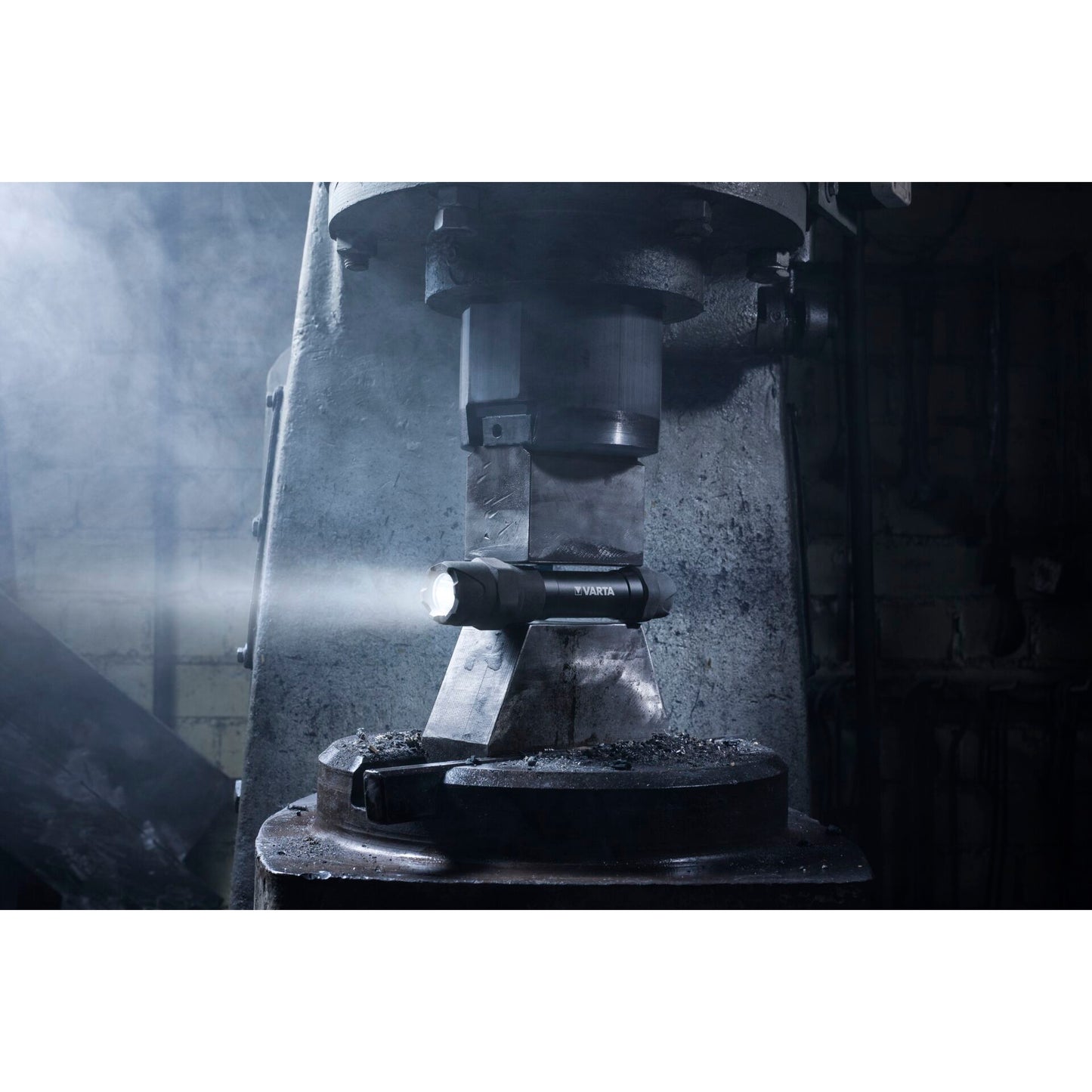 Varta Indestructible F30 Pro 6 Watt LED Aluminum 650 Lumen