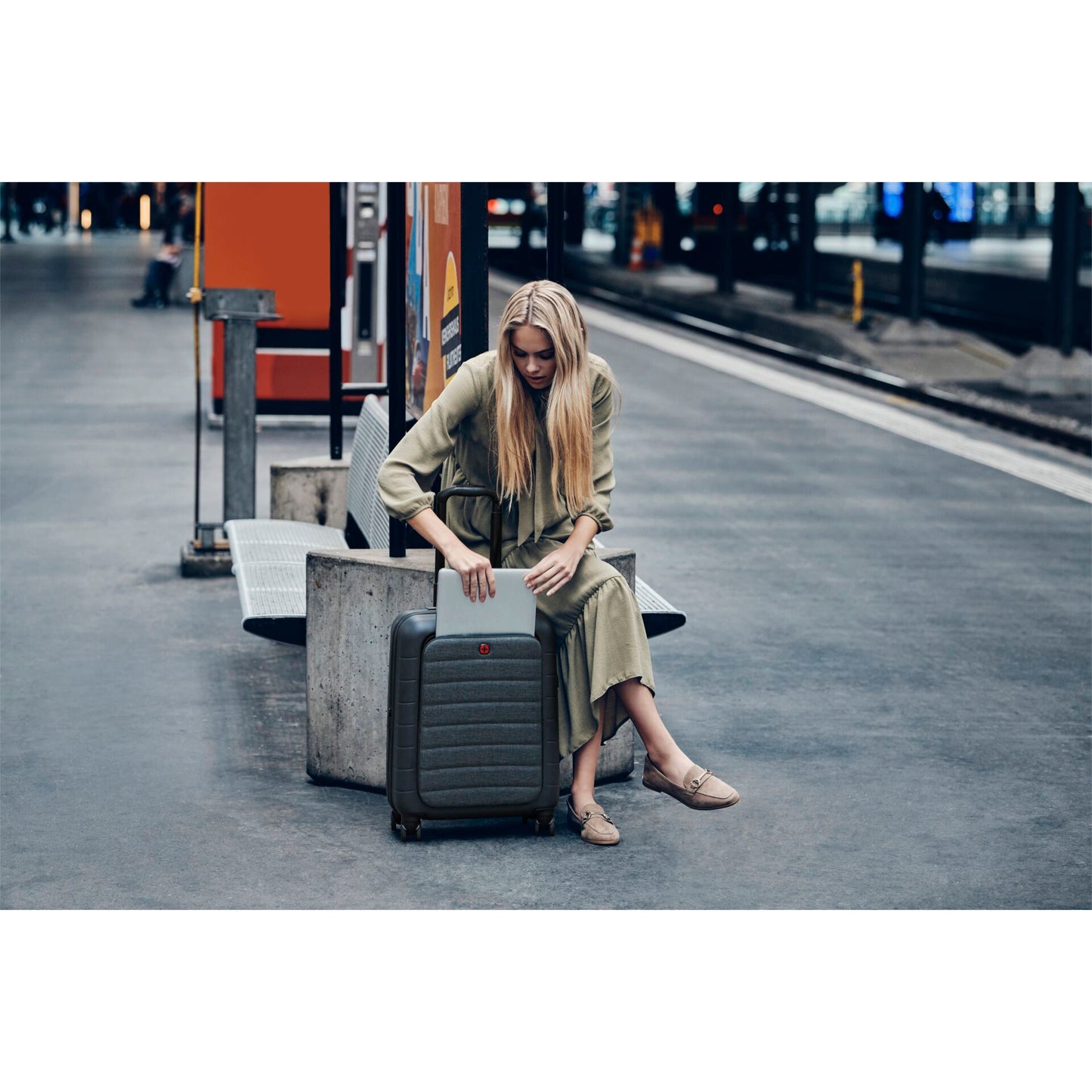 Wenger Syntry Carry-On Wheeled Gear Bag black/grey