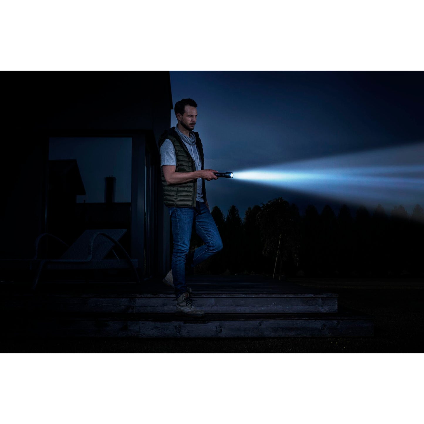 Varta Night Cutter F40 with 6xAA Batteries 18902101121