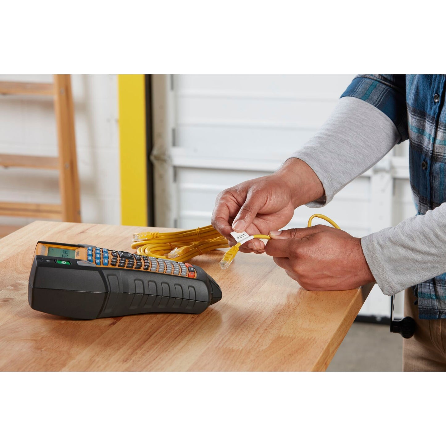 Dymo Rhino 6000+ Vinyl 24 mm x 5,5 m black to yellow