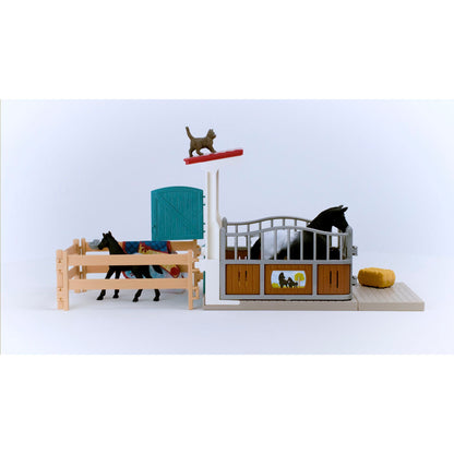 Schleich Horse Club     42611 Horse Box with Mare and Foal